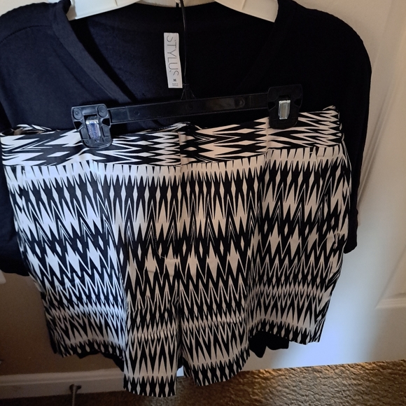 Worthington Pants - Stylus Oversized Women's Tee and Fashion shorts two front & back pockets NWT